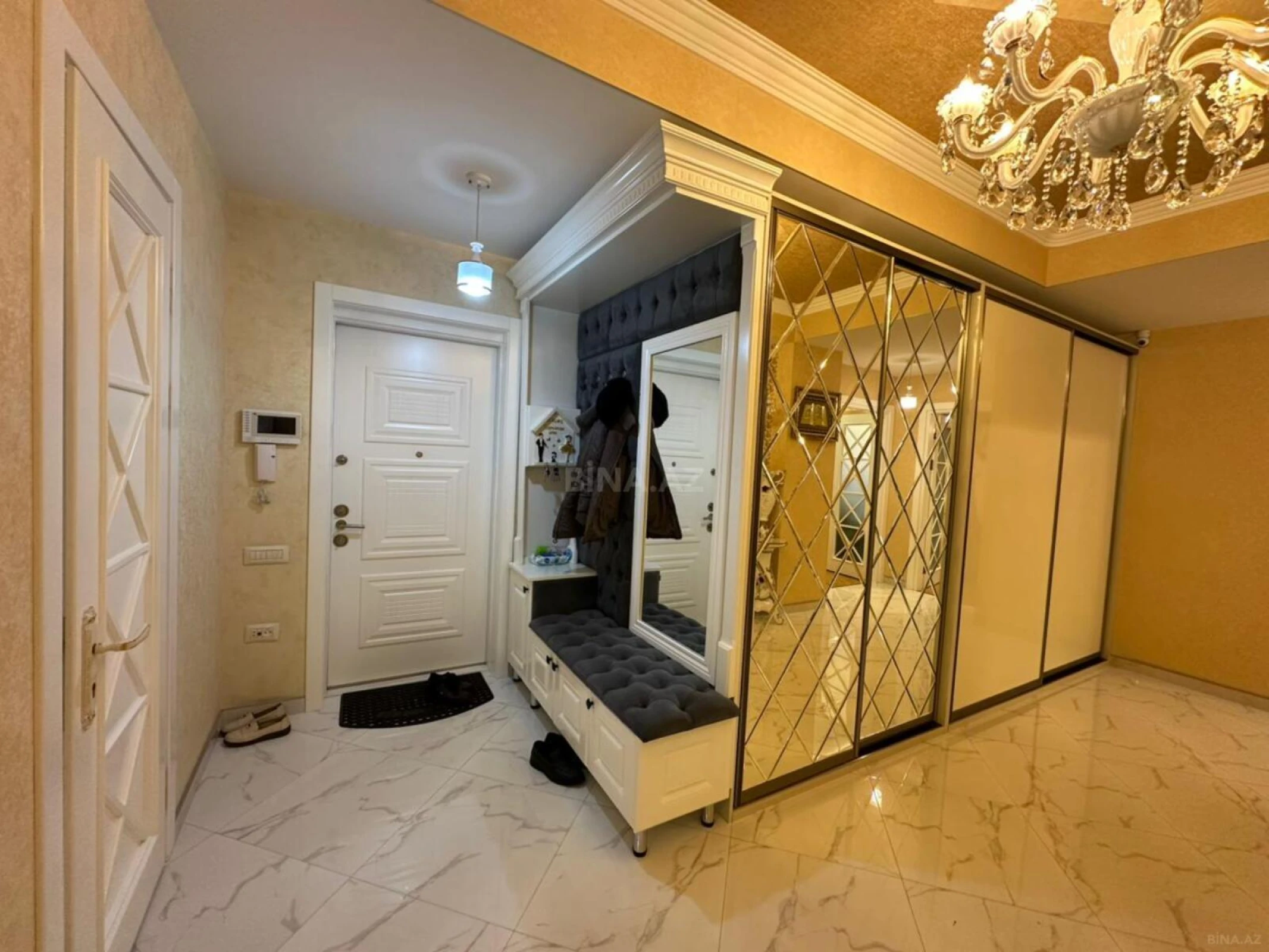 Satılır 4 otaqlı mənzil 197 m²