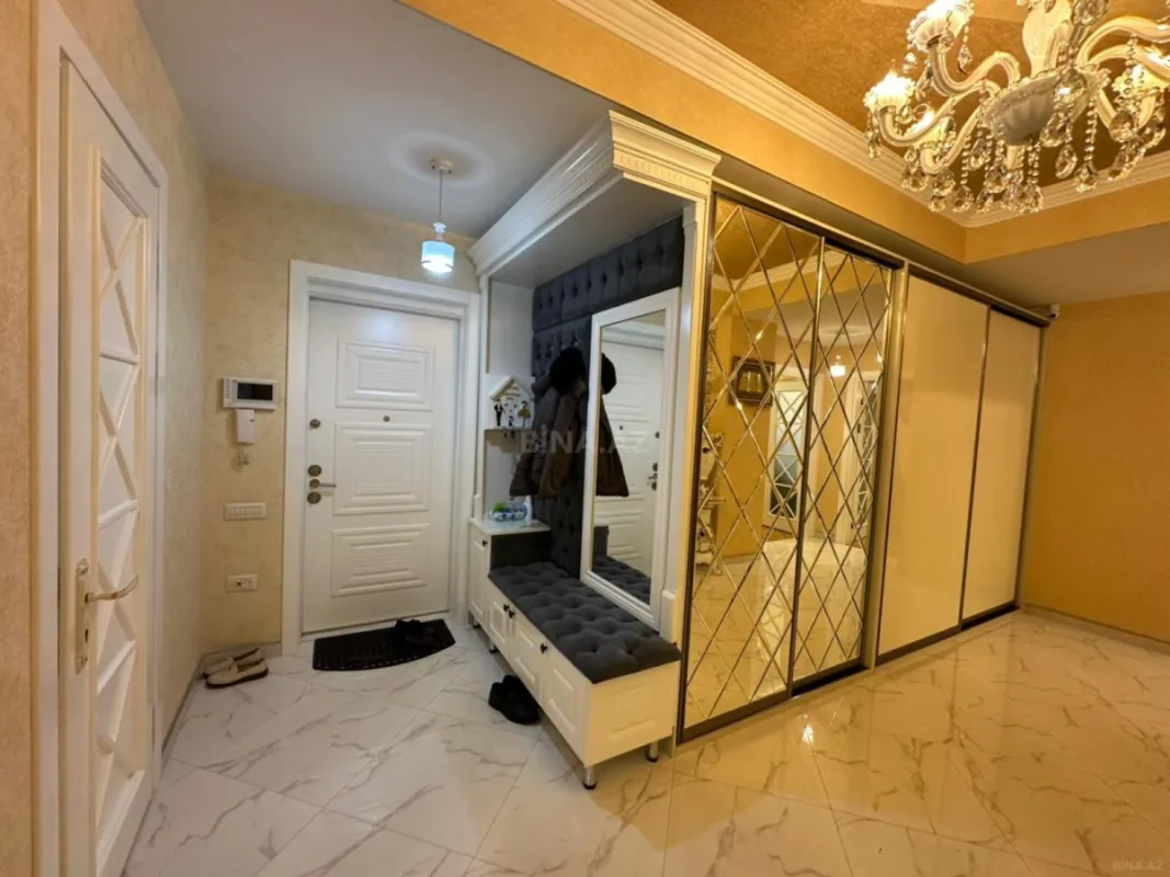 Satılır 4 otaqlı mənzil 197 m²