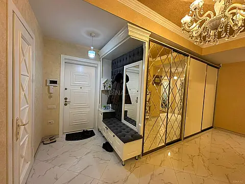 Satılır 4 otaqlı mənzil 197 m²