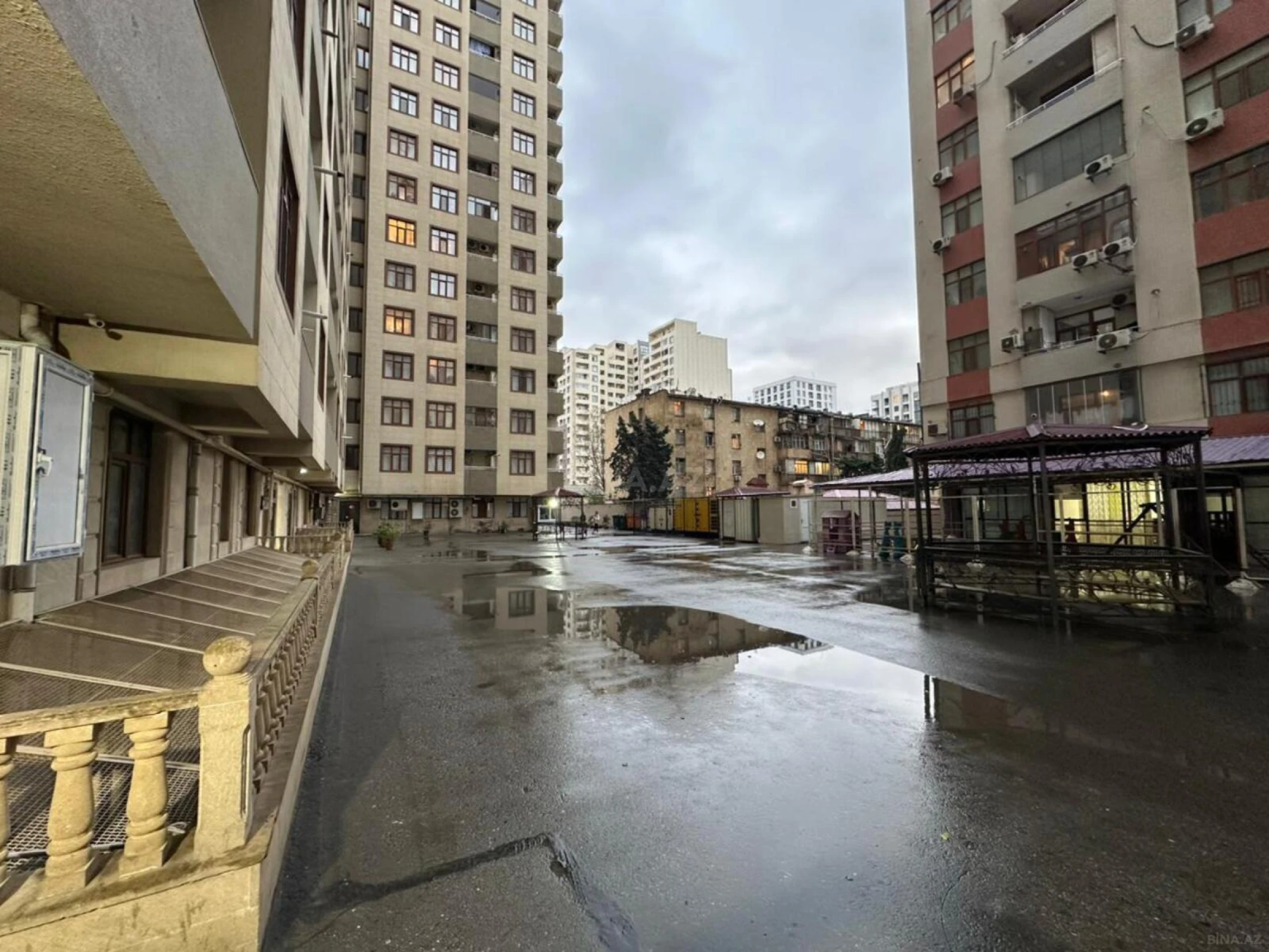 Satılır 4 otaqlı mənzil 197 m²