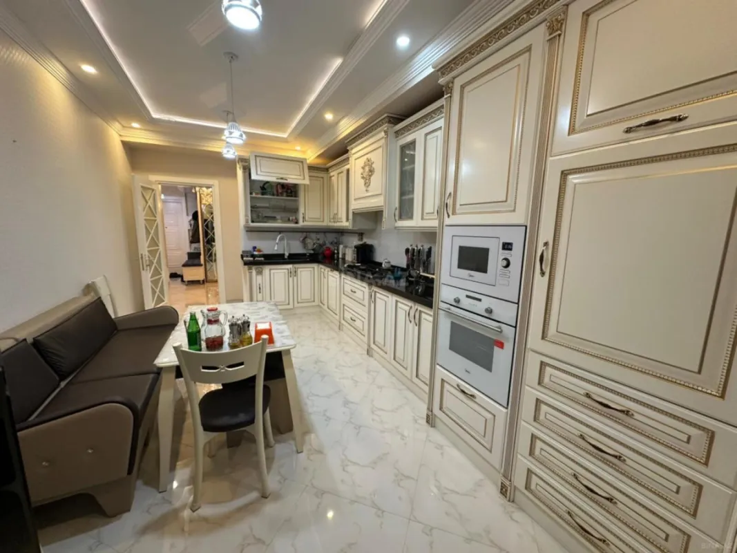 Satılır 4 otaqlı mənzil 197 m²