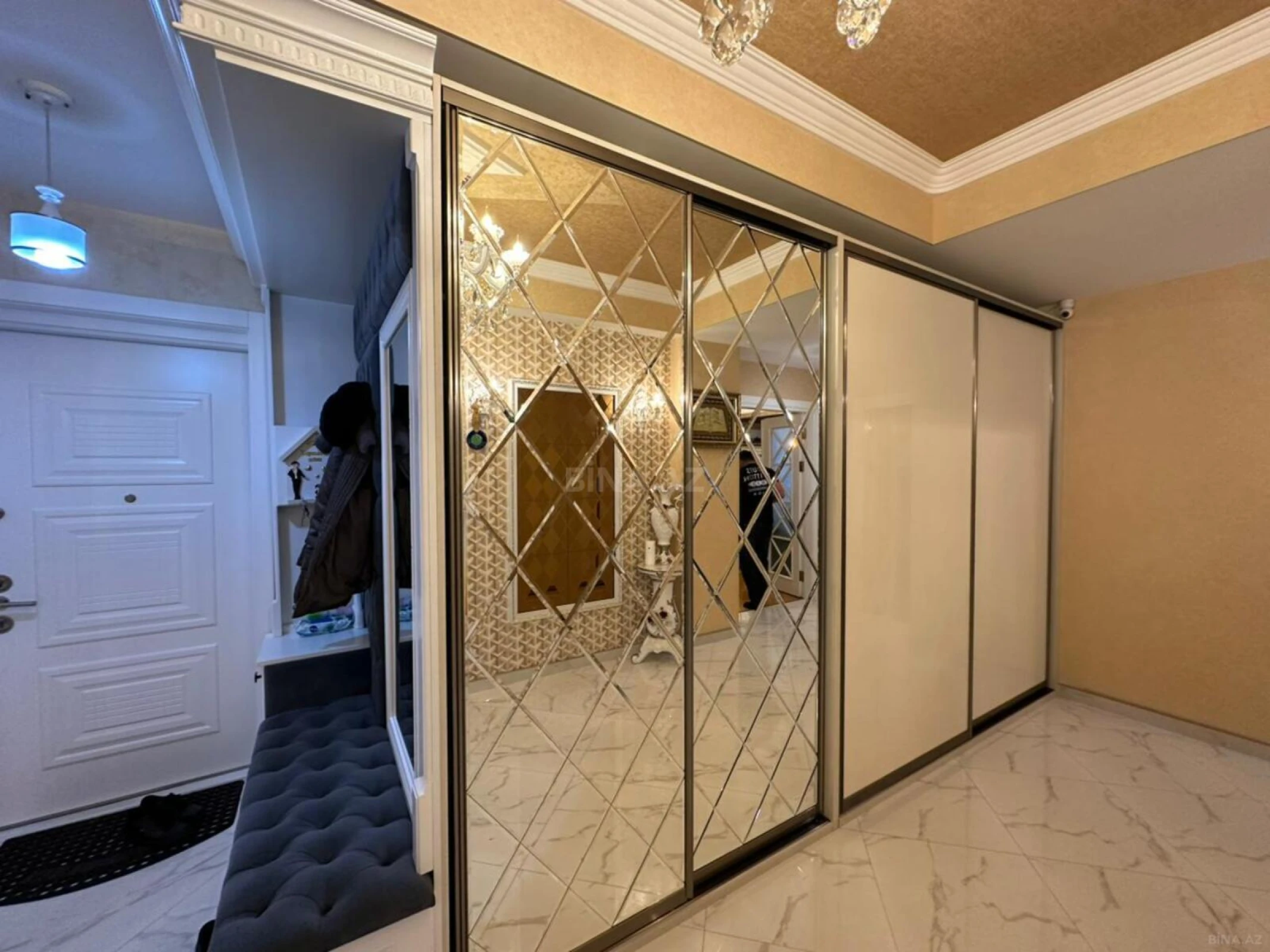 Satılır 4 otaqlı mənzil 197 m²