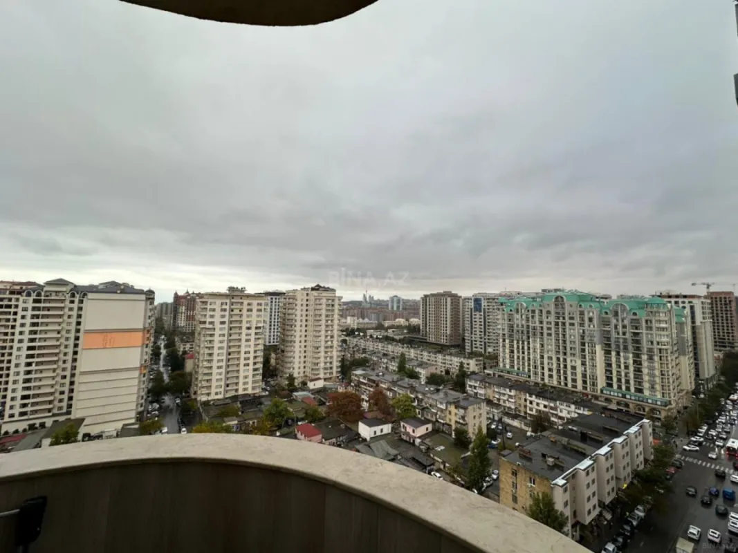 Satılır 4 otaqlı mənzil 197 m²