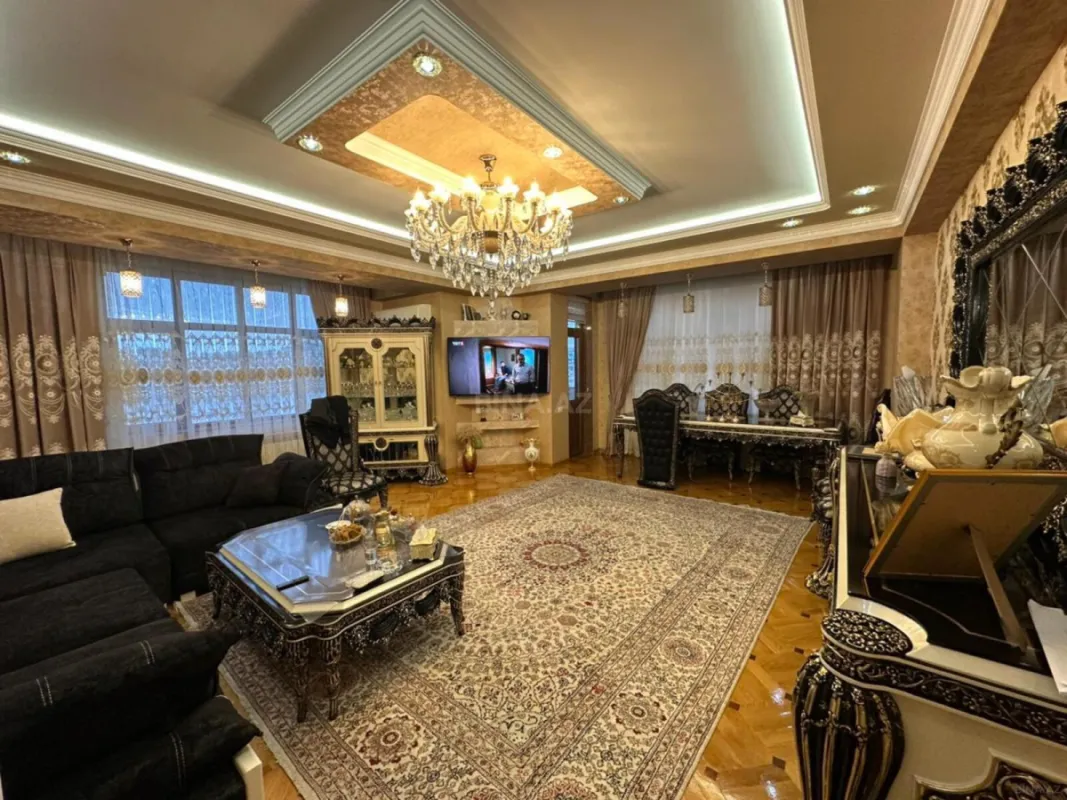Satılır 4 otaqlı mənzil 197 m²