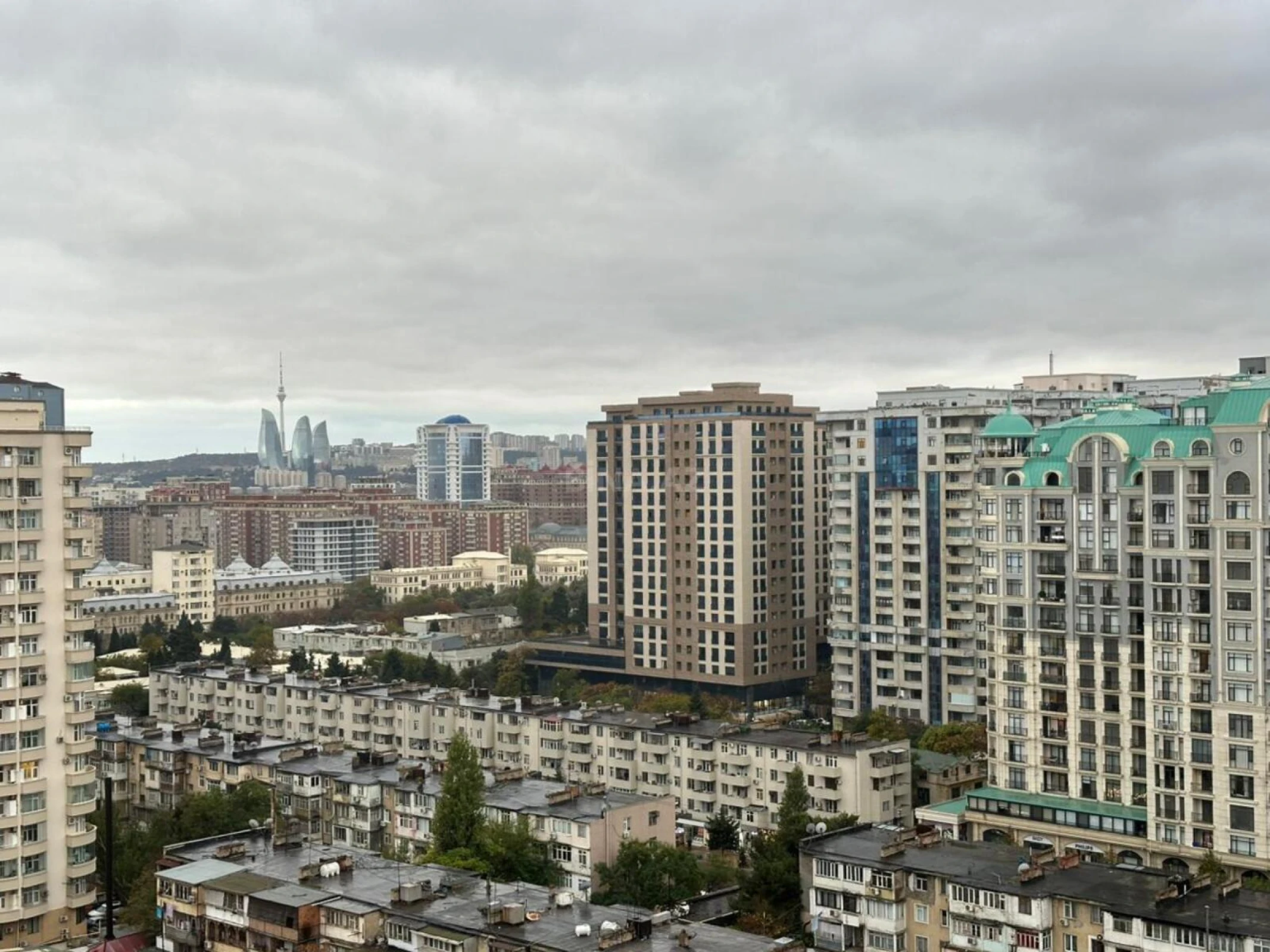 Satılır 4 otaqlı mənzil 197 m²