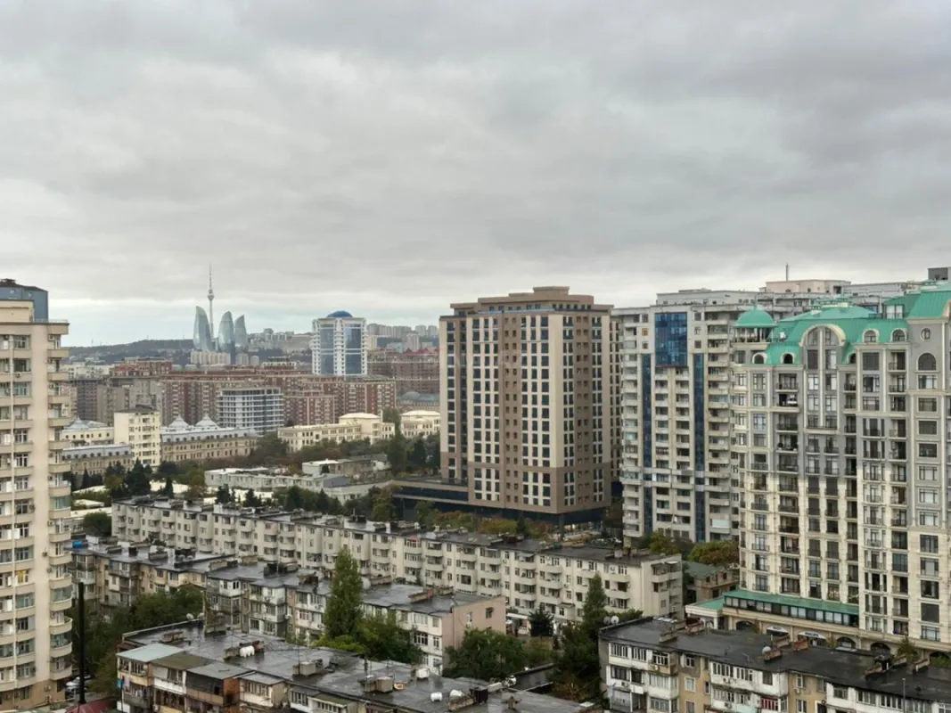 Satılır 4 otaqlı mənzil 197 m²