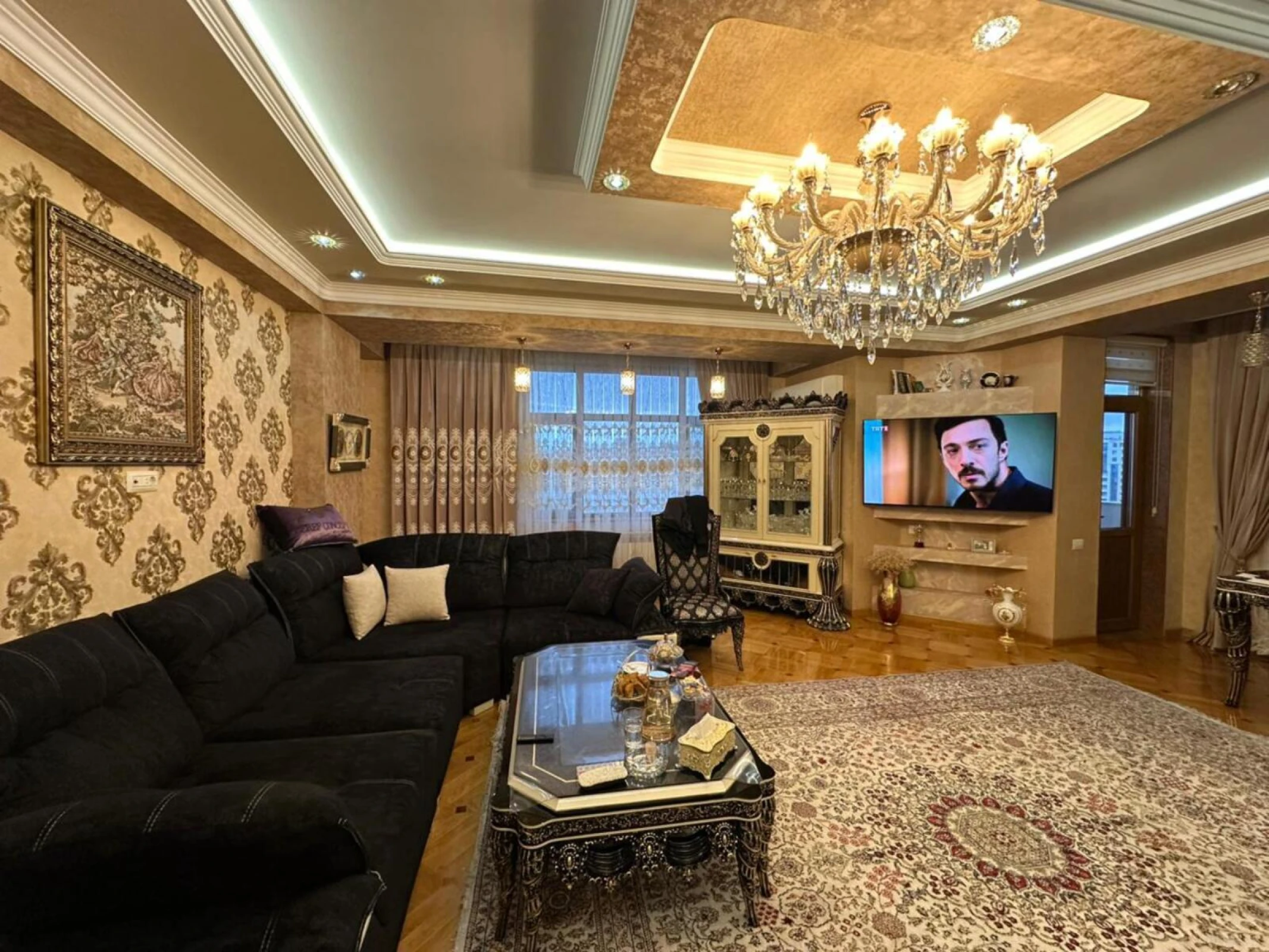 Satılır 4 otaqlı mənzil 197 m²
