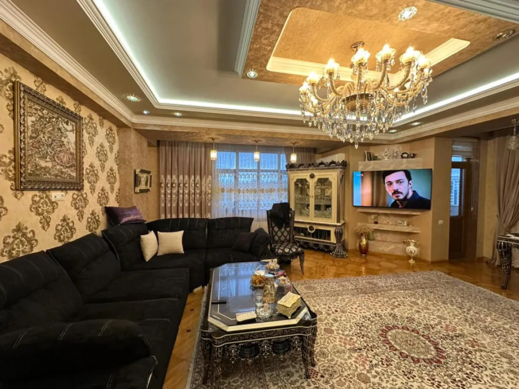 Satılır 4 otaqlı mənzil 197 m²