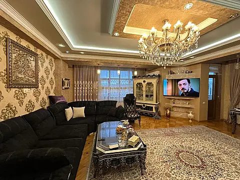 Satılır 4 otaqlı mənzil 197 m²