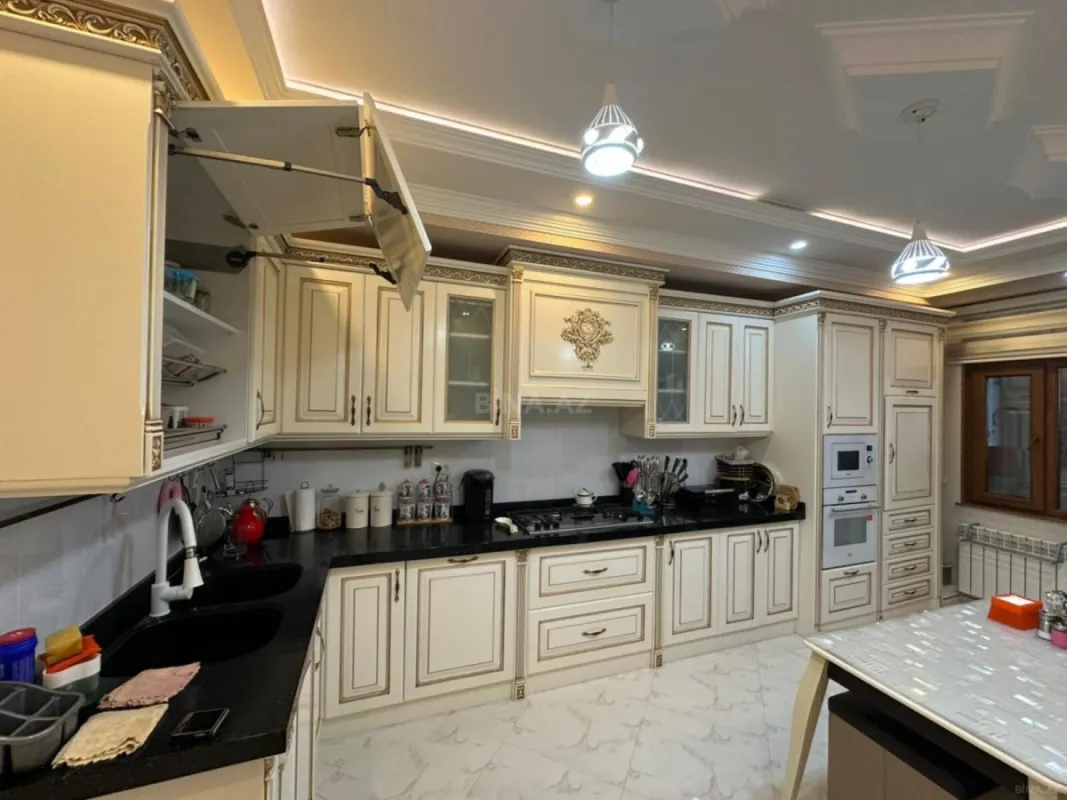 Satılır 4 otaqlı mənzil 197 m²