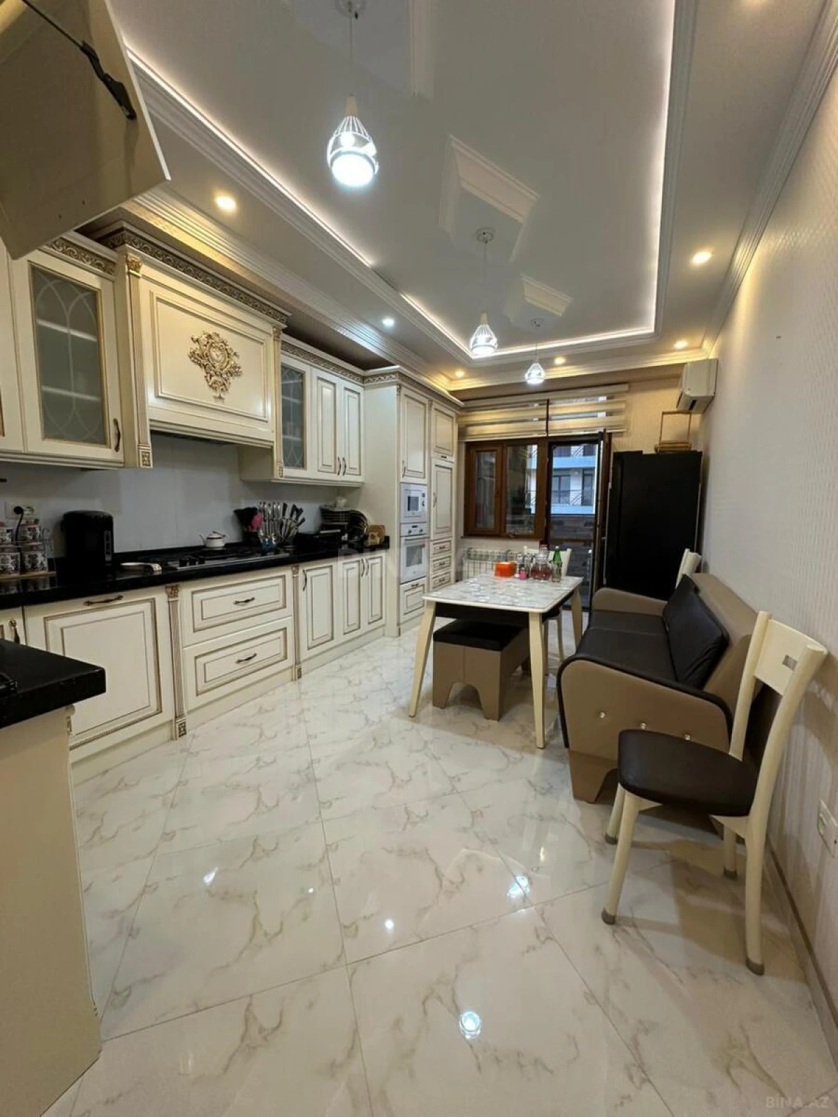 Satılır 4 otaqlı mənzil 197 m²