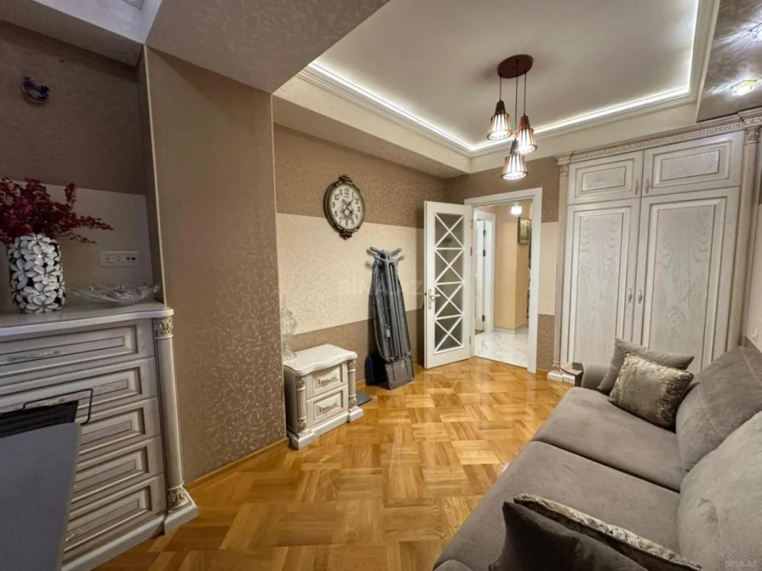 Satılır 4 otaqlı mənzil 197 m²