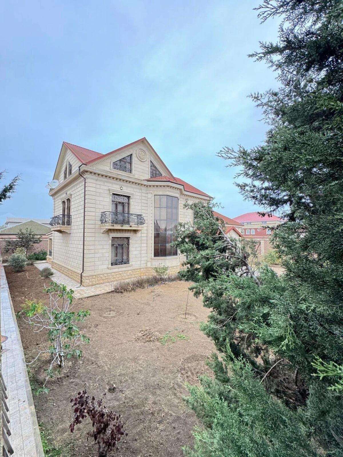 Satılır 7 otaqlı həyət evi 600 m²