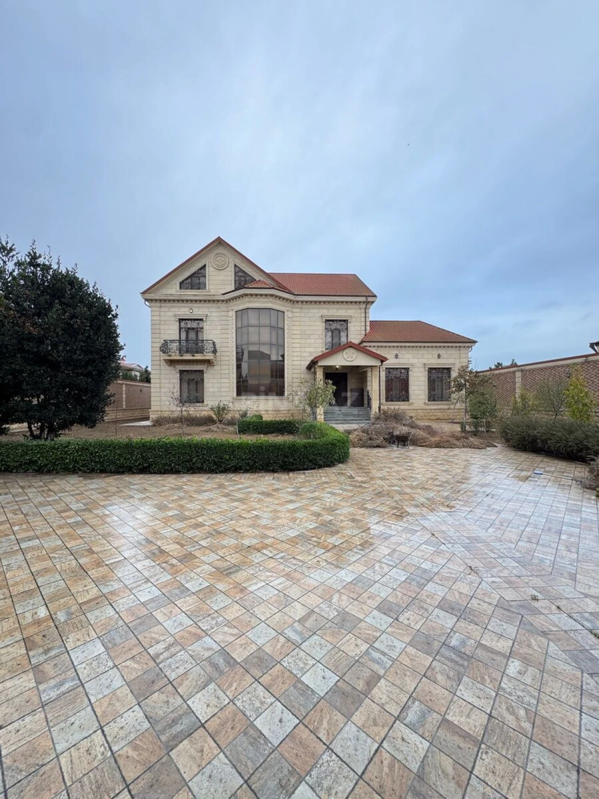 Satılır 7 otaqlı həyət evi 600 m²