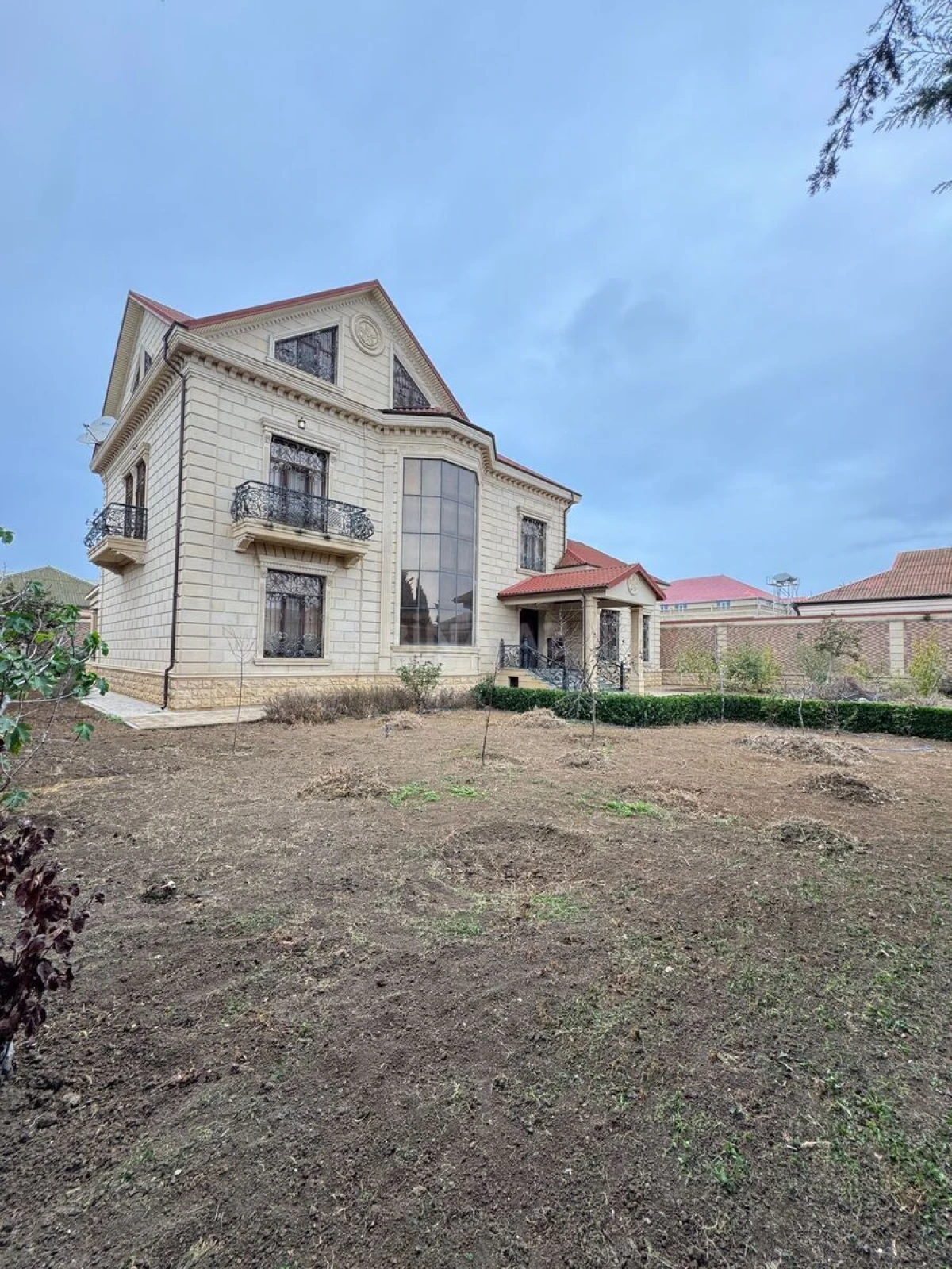 Satılır 7 otaqlı həyət evi 600 m²