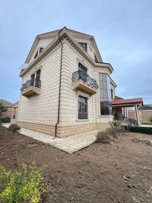 Satılır 7 otaqlı həyət evi 600 m²