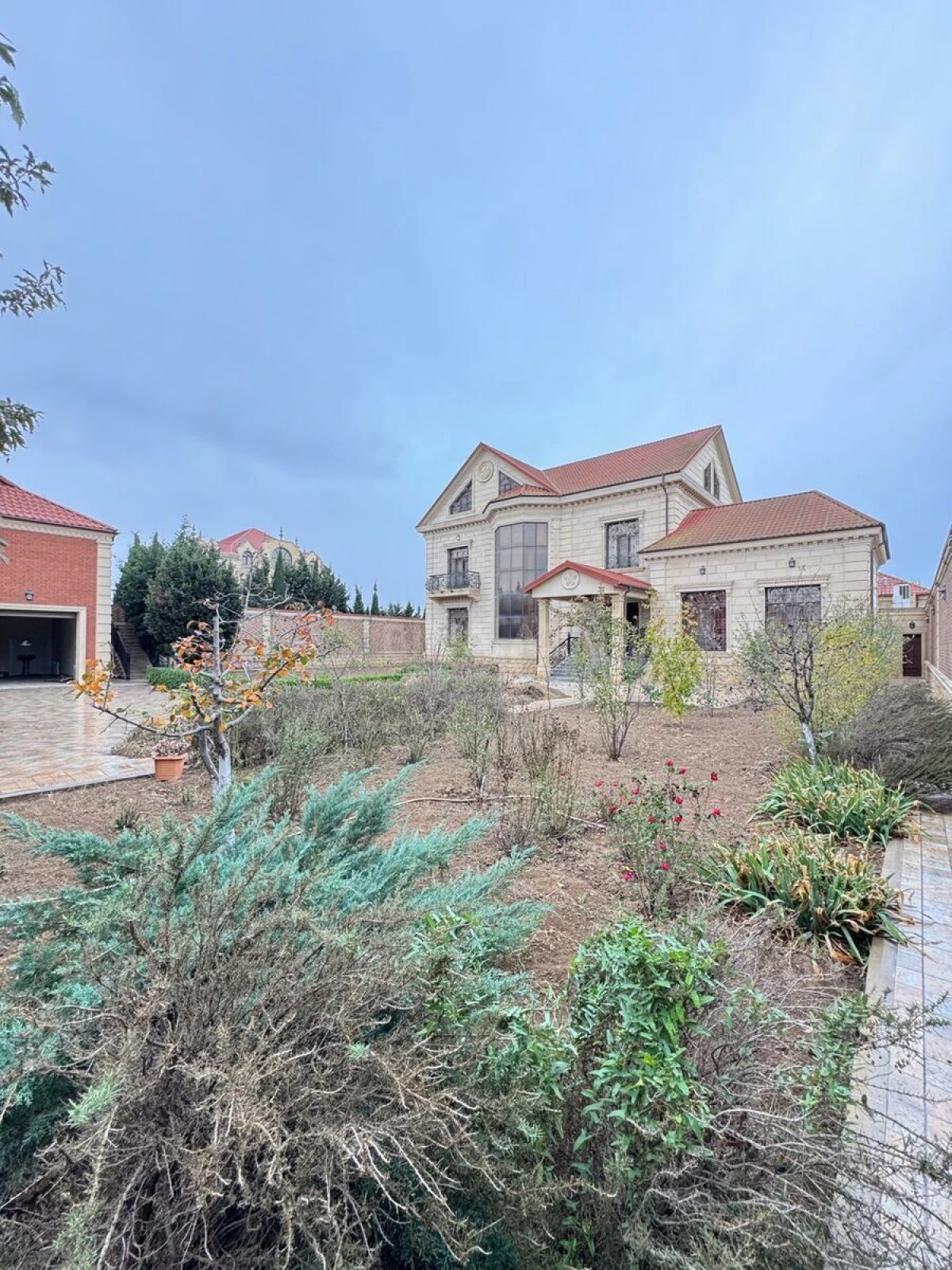 Satılır 7 otaqlı həyət evi 600 m²