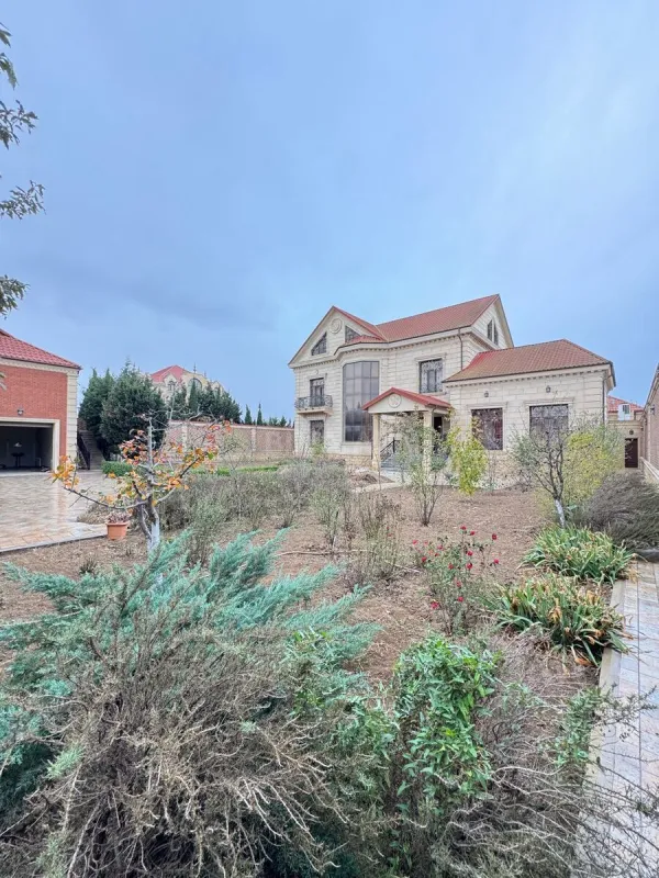 Satılır 7 otaqlı həyət evi 600 m²