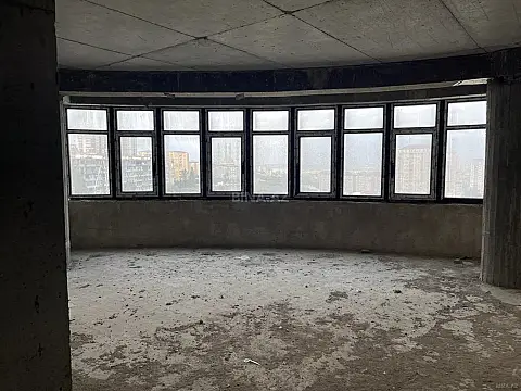 Satılır 4 otaqlı mənzil 187 m²