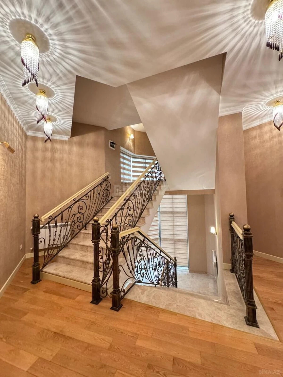 Satılır 7 otaqlı həyət evi 550 m²