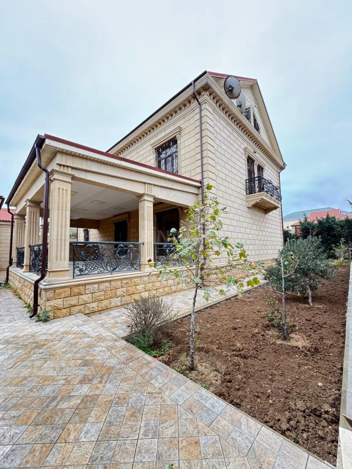 Satılır 7 otaqlı həyət evi 550 m²