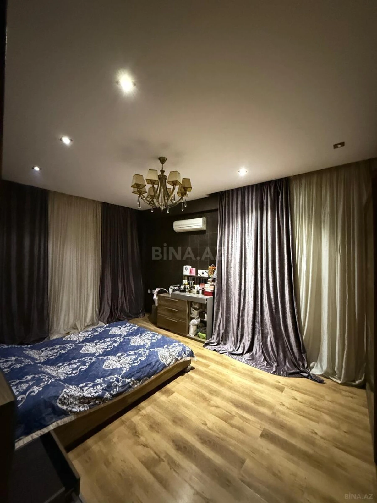 Satılır 3 otaqlı mənzil 134 m²