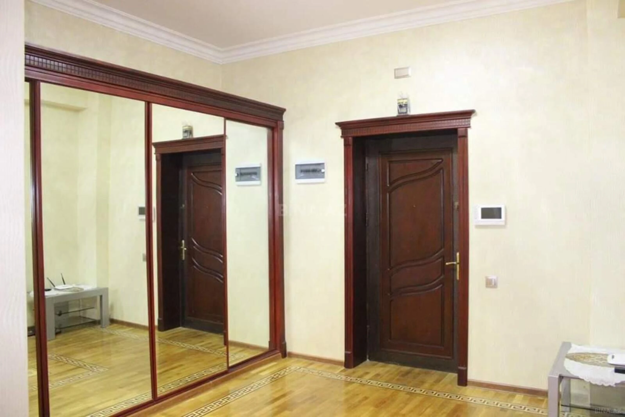 Satılır 3 otaqlı mənzil 160 m²