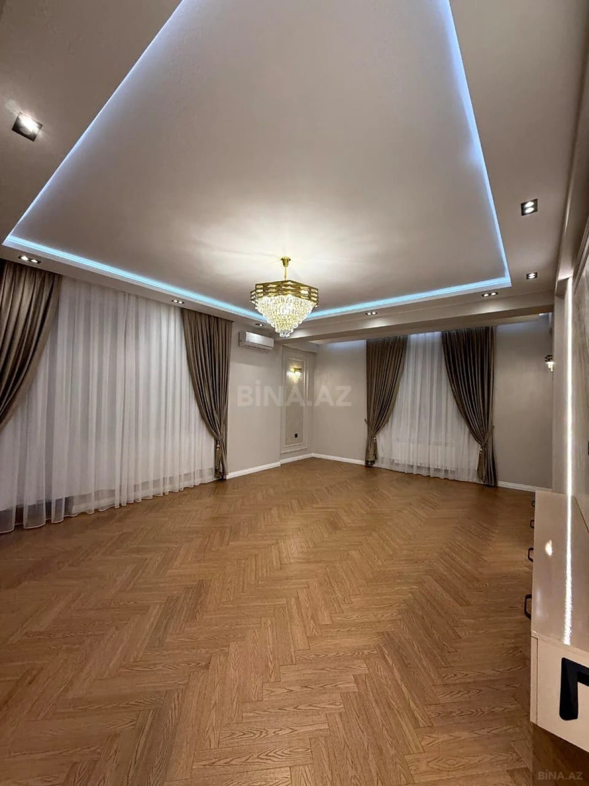 Satılır 3 otaqlı mənzil 132 m²