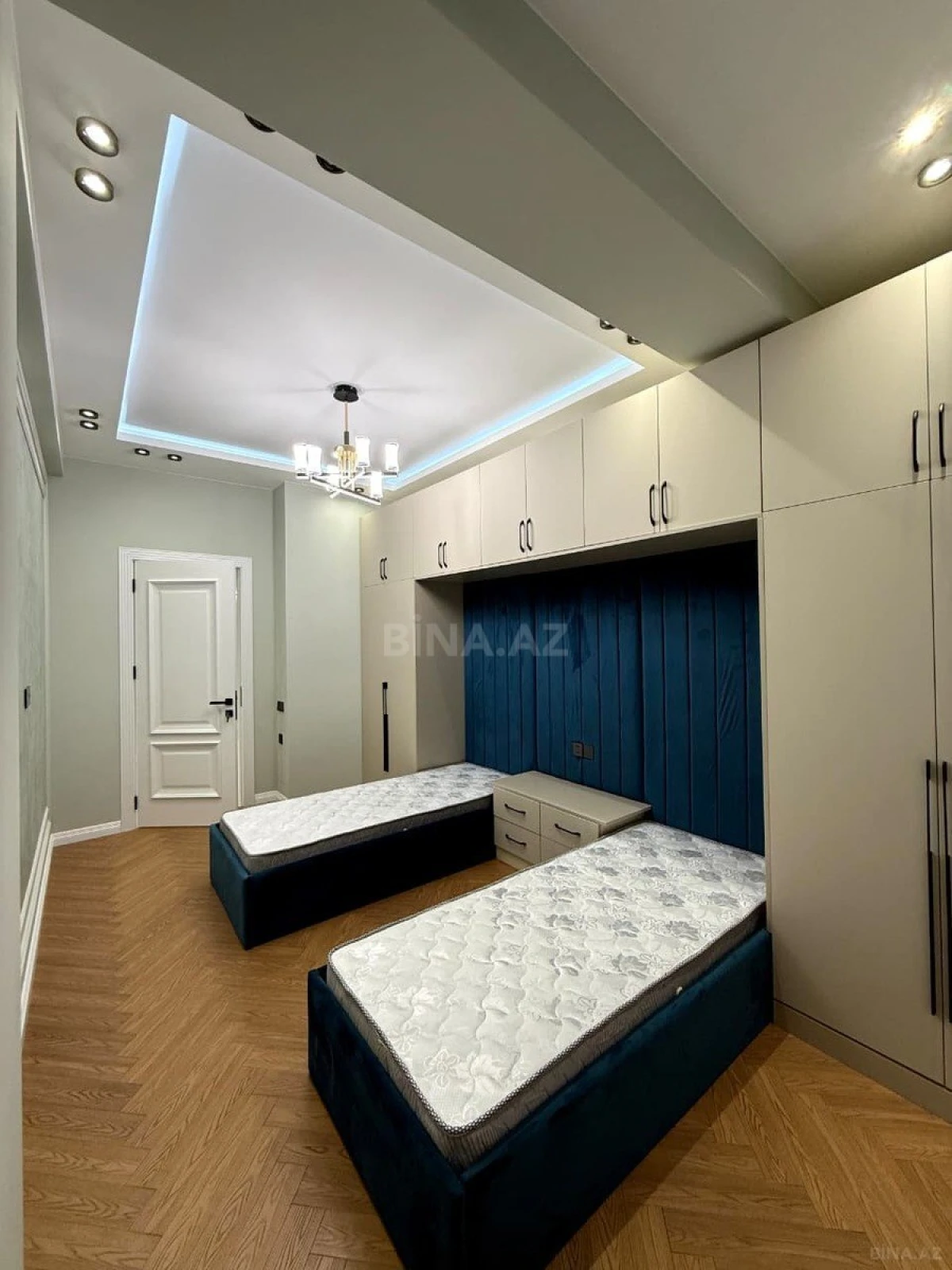Satılır 3 otaqlı mənzil 132 m²