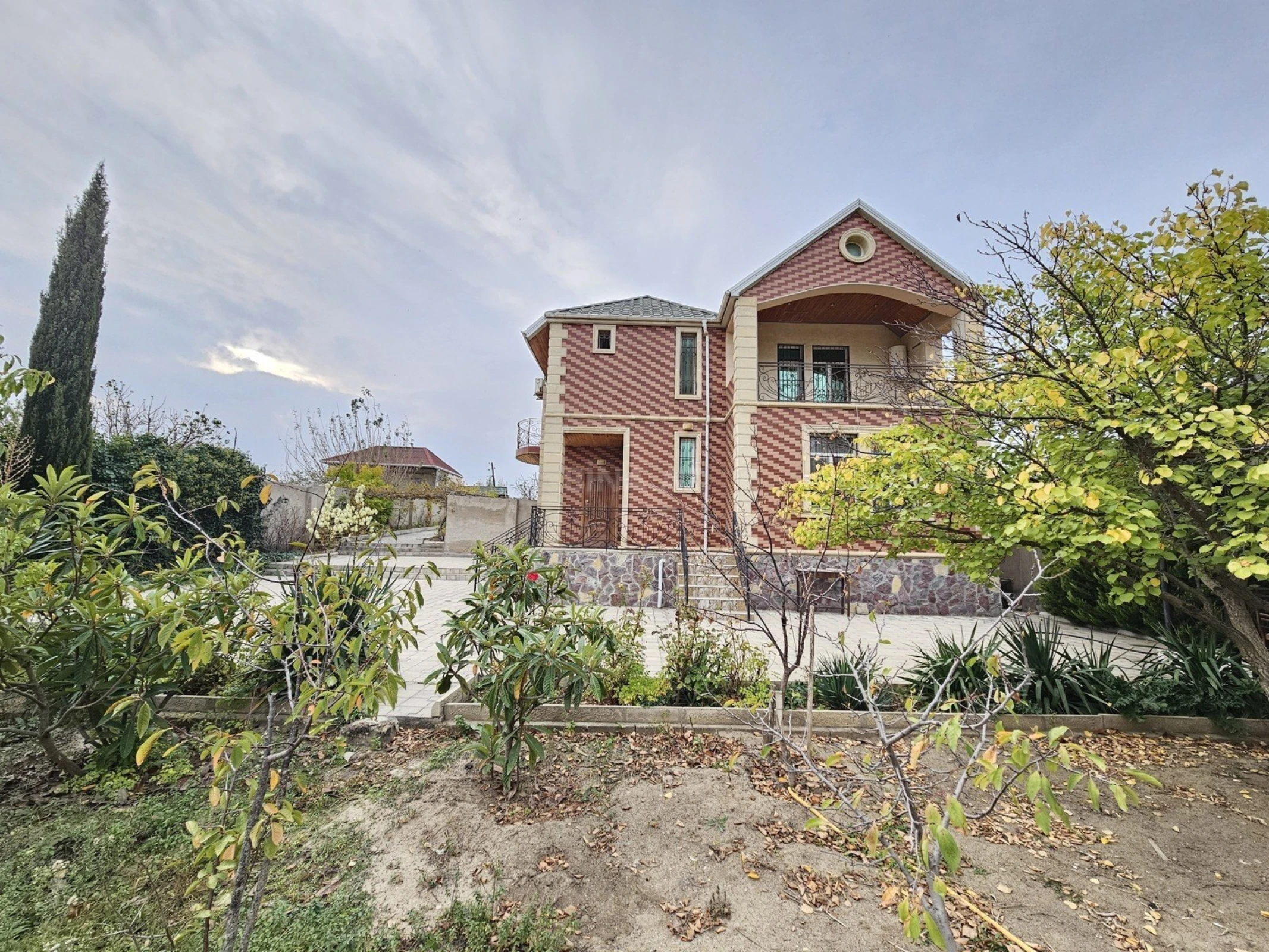 Satılır 5 otaqlı həyət evi 190 m²