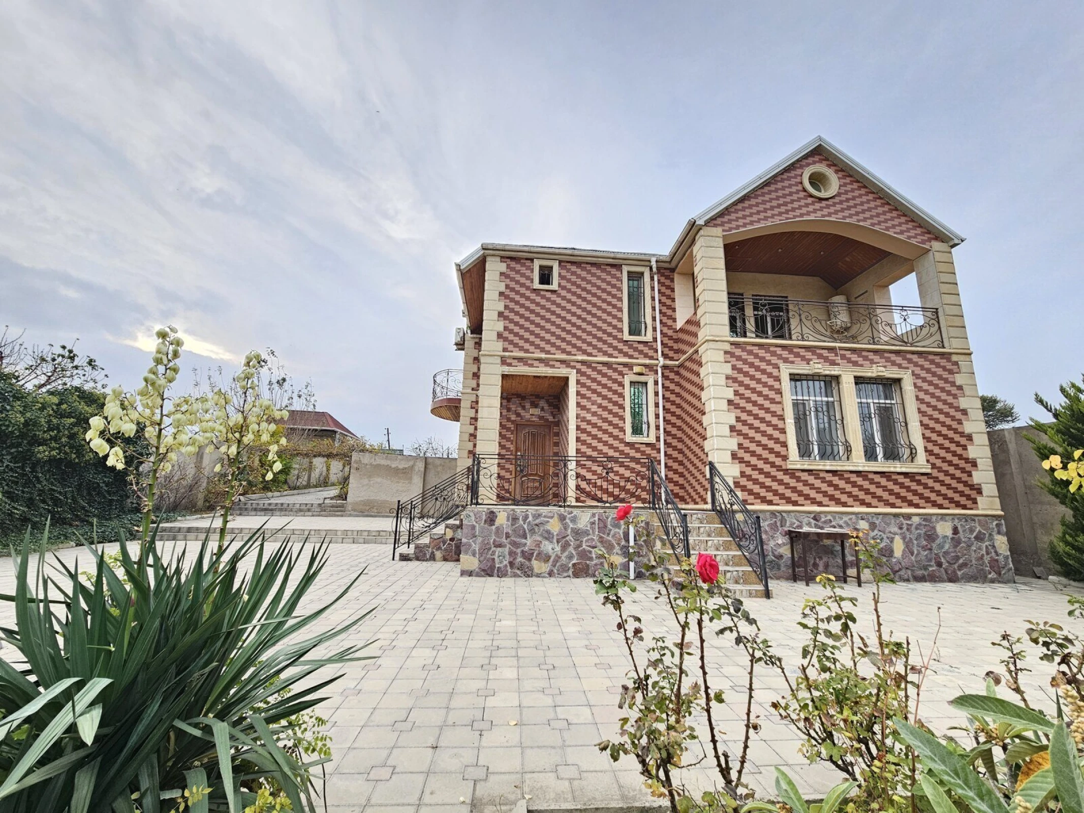 Satılır 5 otaqlı həyət evi 190 m²