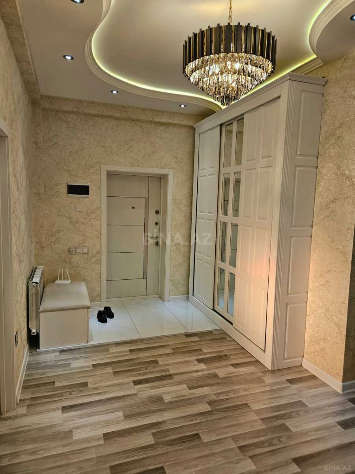 Satılır 3 otaqlı mənzil 137 m²