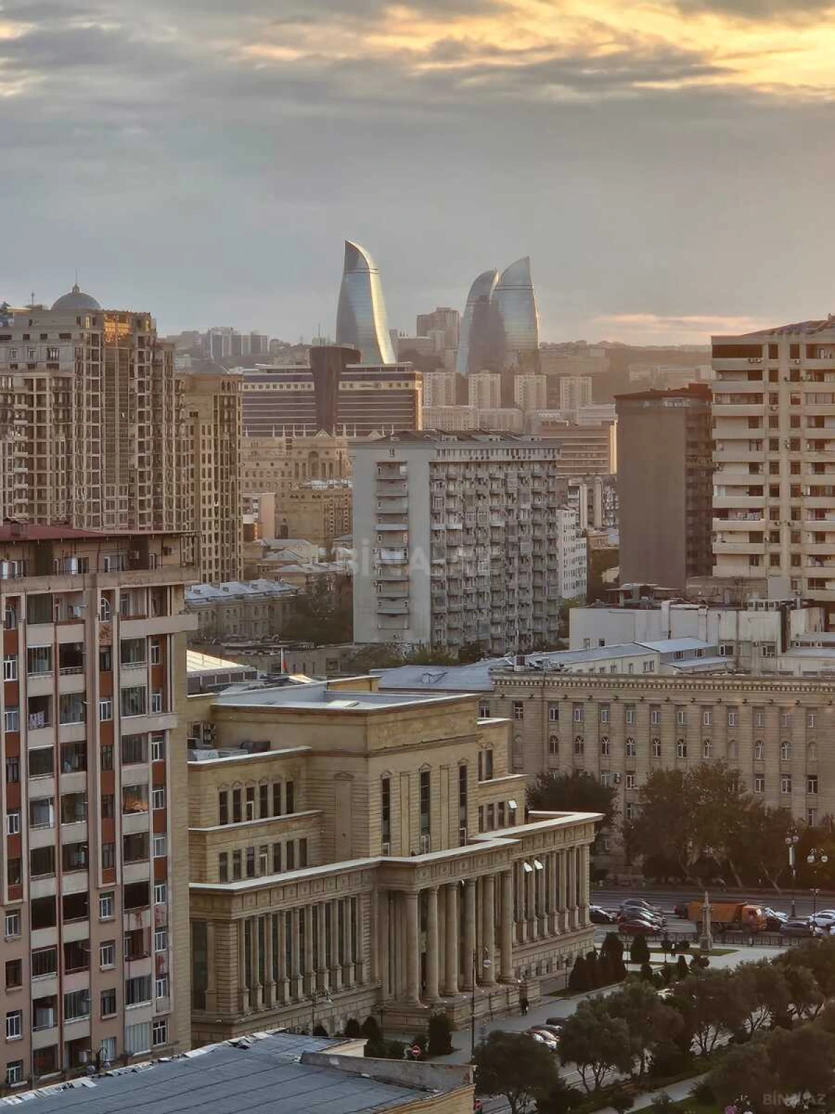 Satılır 3 otaqlı mənzil 137 m²