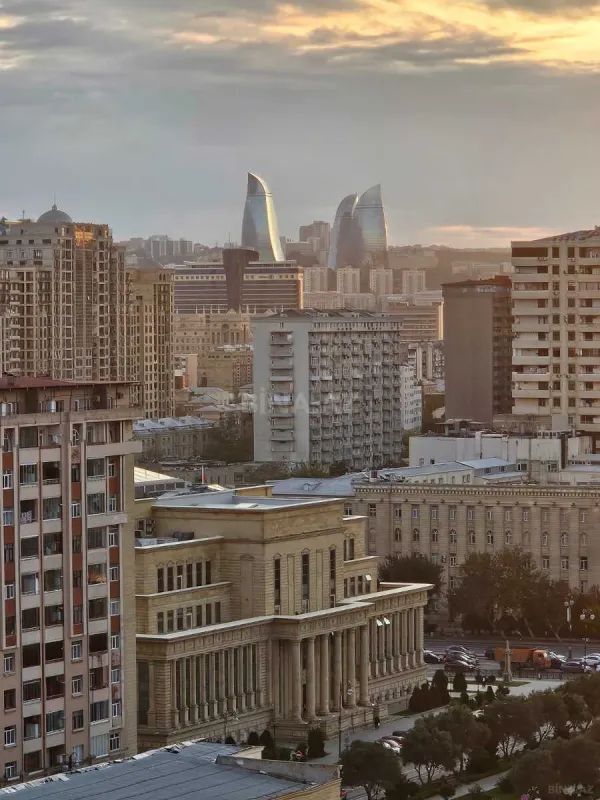 Satılır 3 otaqlı mənzil 137 m²