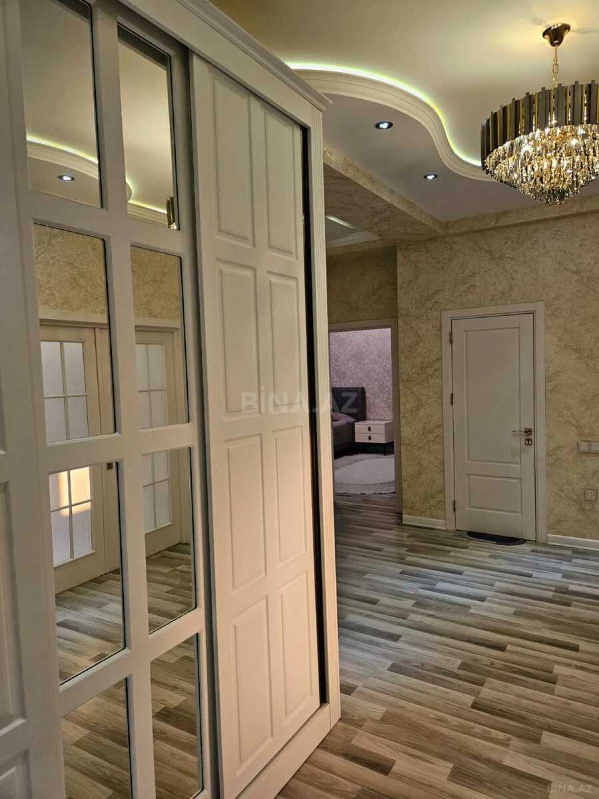 Satılır 3 otaqlı mənzil 137 m²