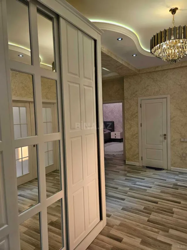 Satılır 3 otaqlı mənzil 137 m²