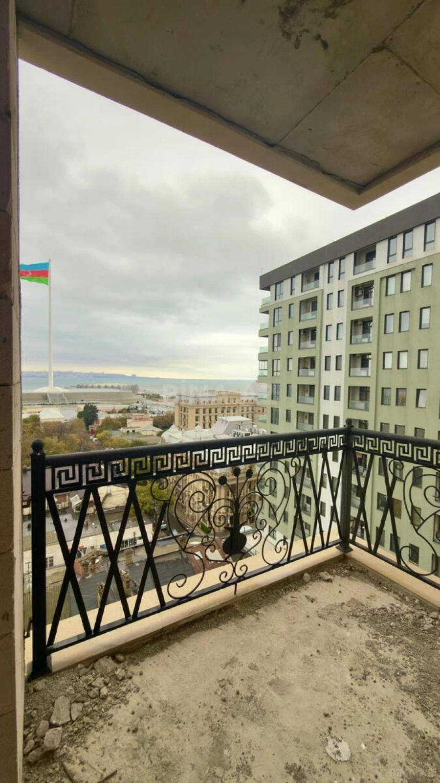 Satılır 4 otaqlı mənzil 185 m²