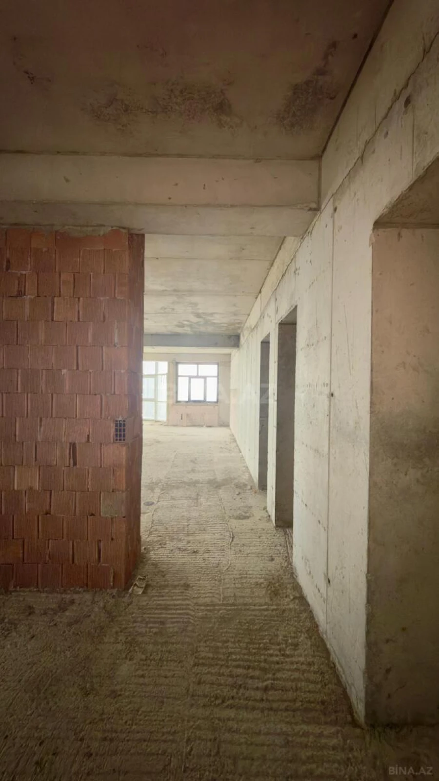 Satılır 4 otaqlı mənzil 185 m²