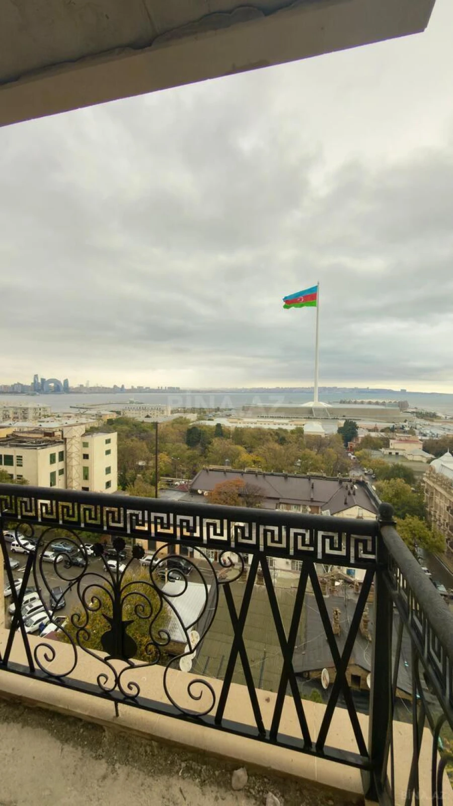 Satılır 4 otaqlı mənzil 185 m²