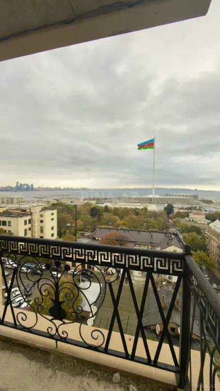 Satılır 4 otaqlı mənzil 185 m²