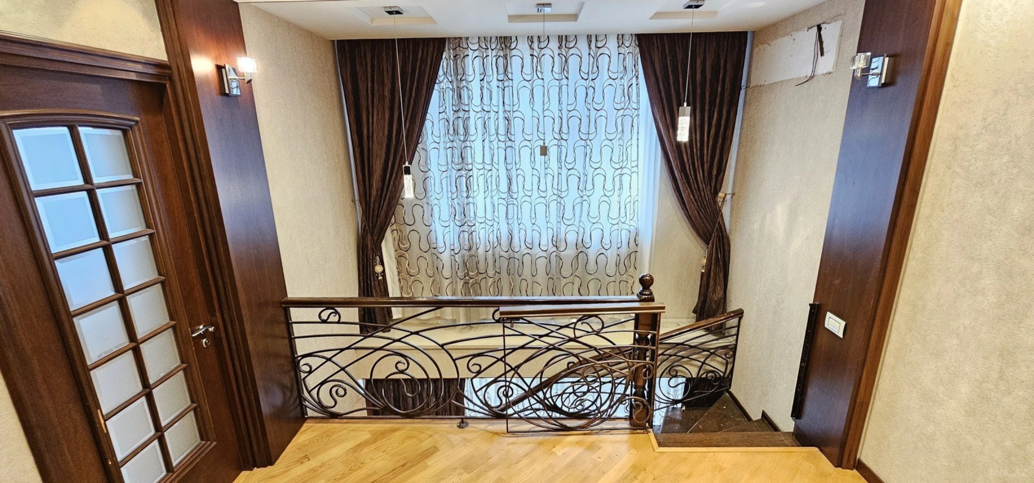 Satılır 6 otaqlı mənzil 320 m²