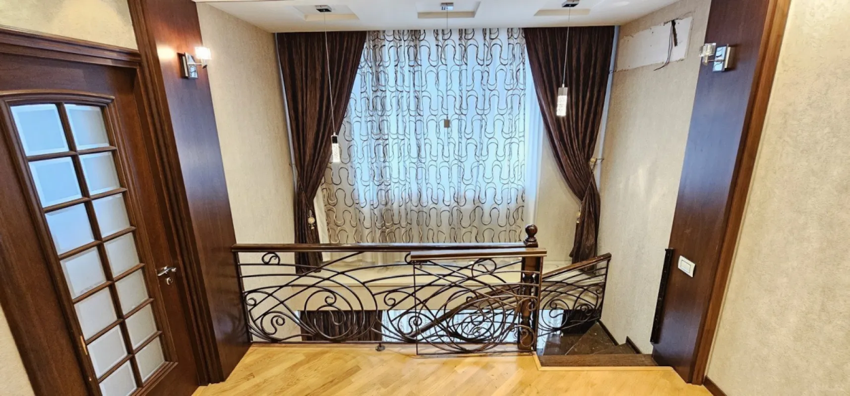 Satılır 6 otaqlı mənzil 320 m²