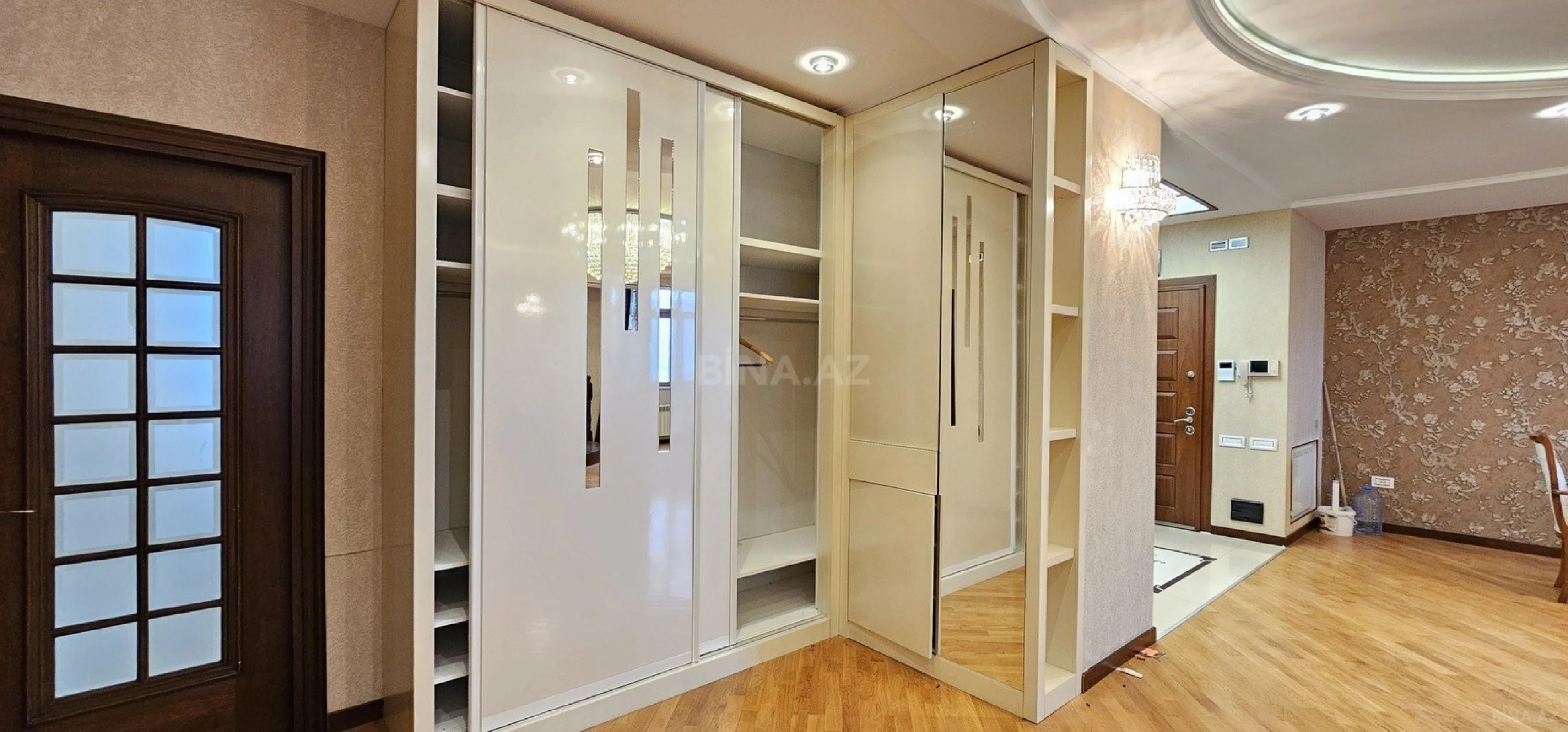 Satılır 6 otaqlı mənzil 320 m²