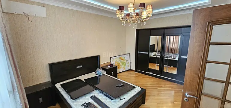 Satılır 6 otaqlı mənzil 320 m²