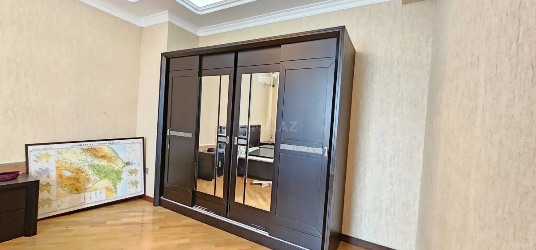 Satılır 6 otaqlı mənzil 320 m²