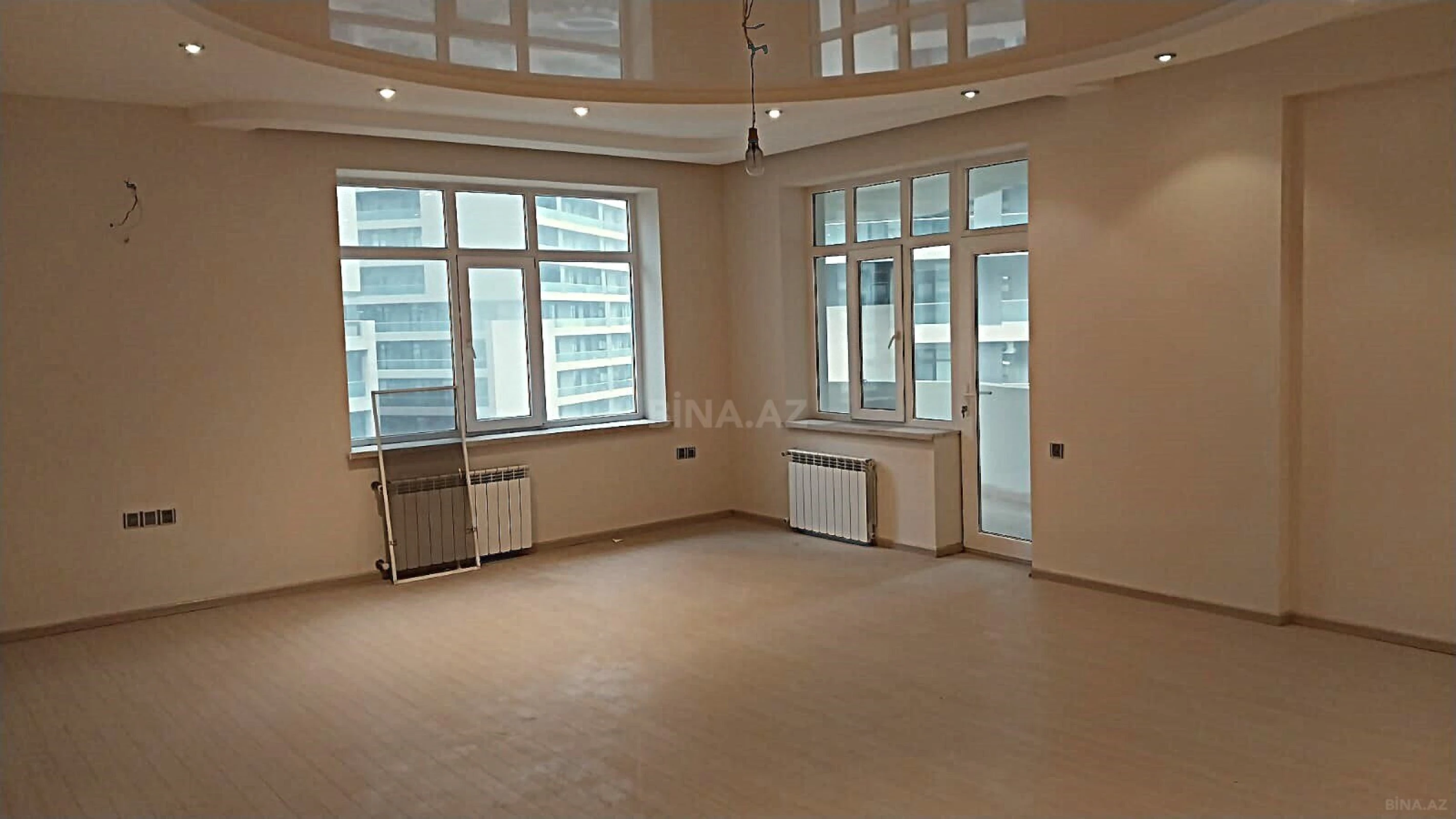 Satılır 4 otaqlı mənzil 210 m²