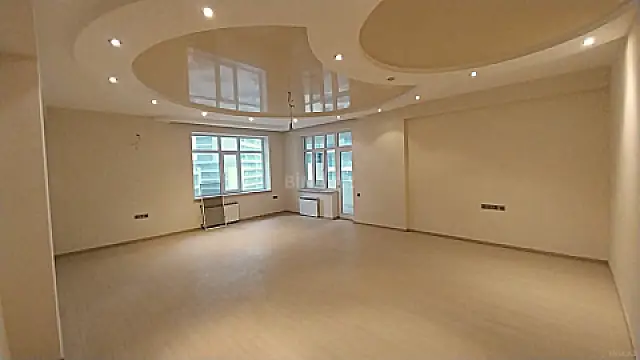 Satılır 4 otaqlı mənzil 210 m²