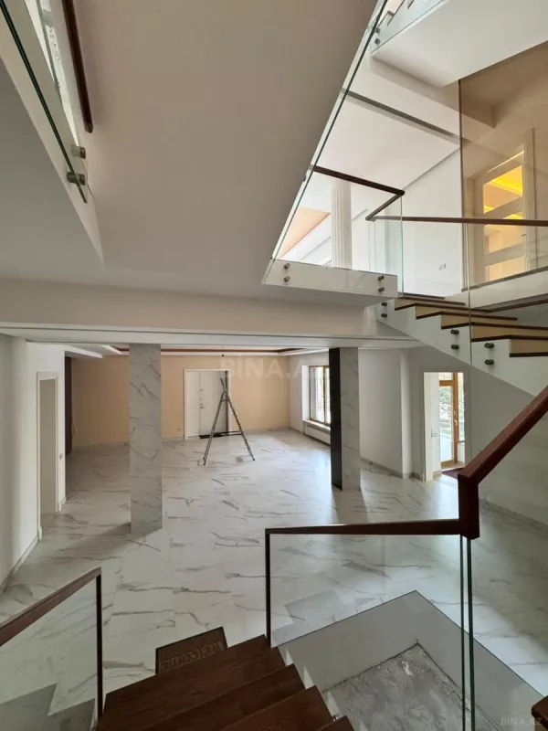 Satılır 11 otaqlı həyət evi 1100 m²