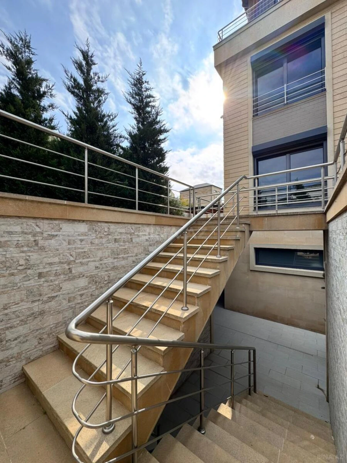 Satılır 11 otaqlı həyət evi 1100 m²