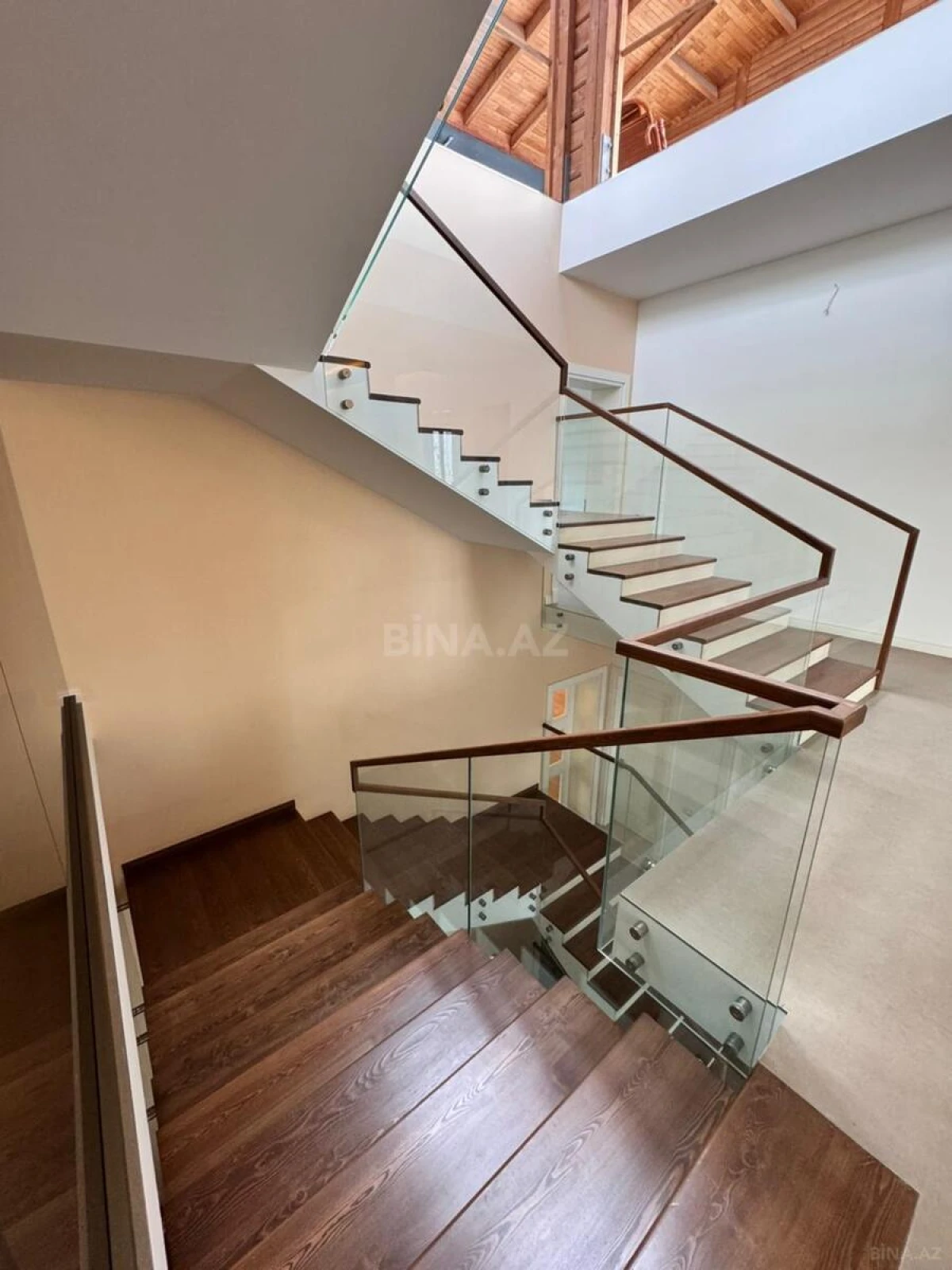 Satılır 11 otaqlı həyət evi 1100 m²